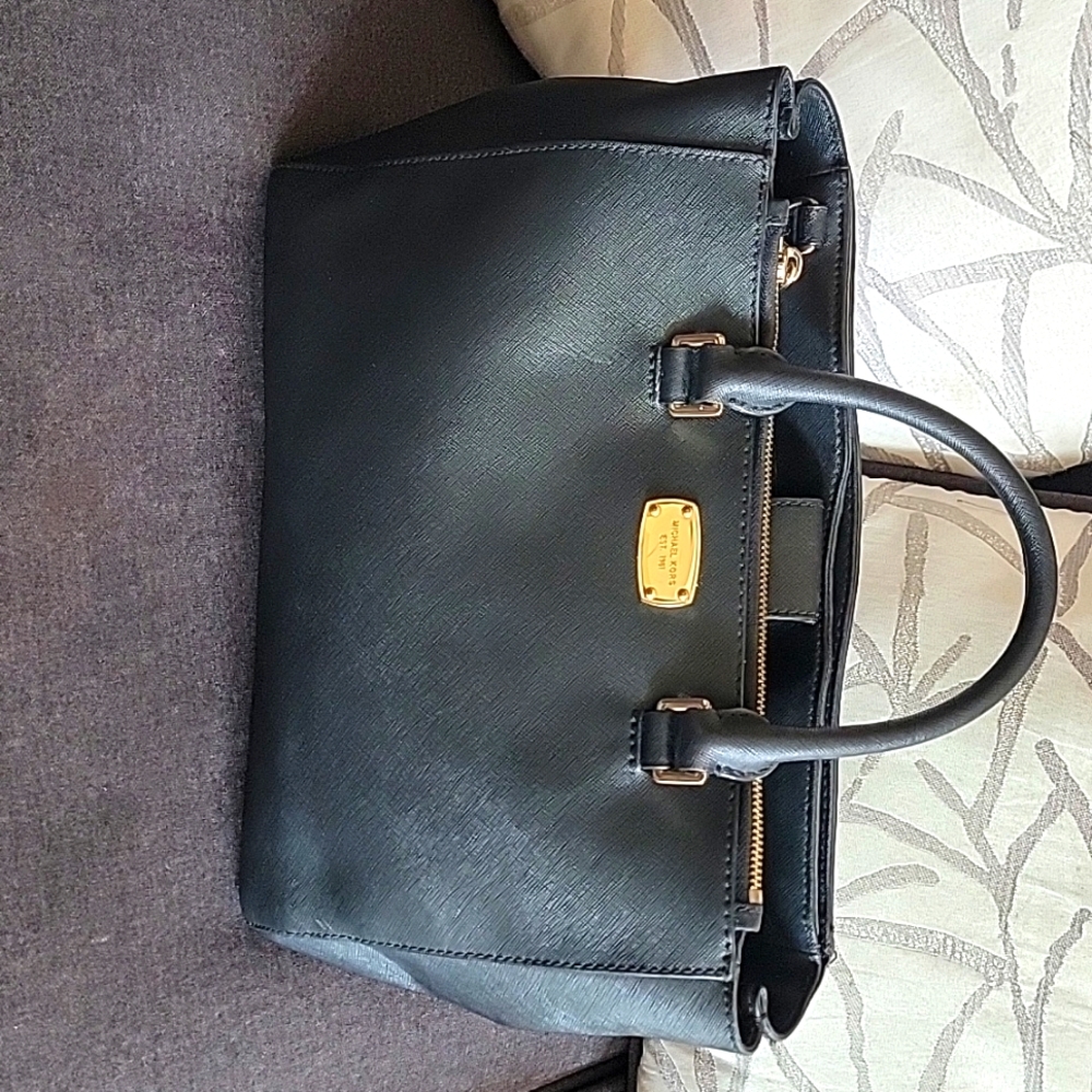 Michael Kors black leather purse. Elegantly beautiful with lots of storage. 🤩